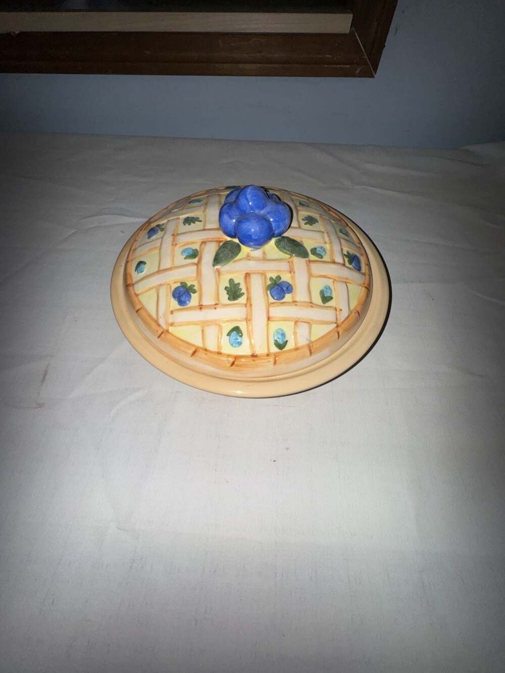 Ceramic Blueberry Pie Dish with Lid and Handle